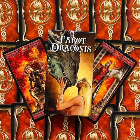 Tarot kortos Tarot Draconis dėžutė su žaliu drakonu ir dvi atverstos kortos ugniniu raštu, rodoma iš viršaus