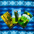 Tarot kortos trijų kortų išdėstymas su žaliais veikėjais ir pentaklių motyvais ant mėlynos mėnulio nugarėlės