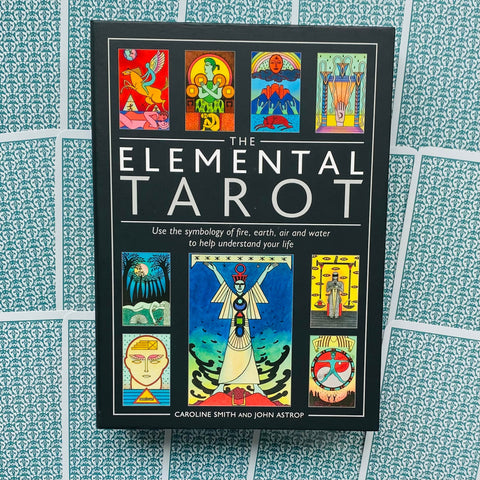 Elemental Tarot kortų rinkinys juodoje dėžutėje su ryškiais arkanų paveikslais ir autorijų Caroline Smith bei John Astrop vardais ant viršelio