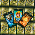 Tarot kortos – trijų atverstų kortų kompozicija: mėlynas Riteris, geltonasis Taurių puslapis ir oranžinė 10 prie židinio