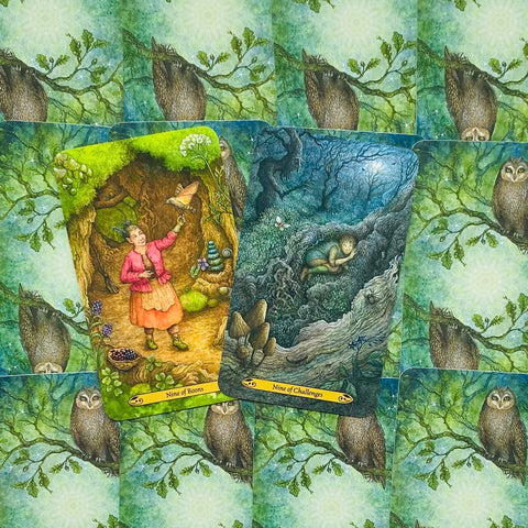 tarot kortos Woodland Tarot — dvi atvertos kortos (Nine of Bows ir Nine of Challenges) padėtos ant žalios pelėdų nugarėlės, viršutinis kampas matomas