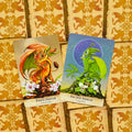 Orakulo kortos – dvi iliustruotos versijos: oranžinė Peach Dragon ir žalia Pea Pod Dragon, plokščiai išdėstytos