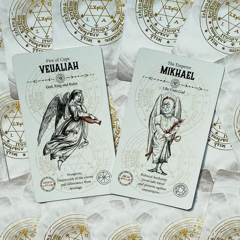 tarot kortos Angelic Arcana baltos priekinės kortos su Veualiah ir Mikhael dizainais, parodytos iš viršaus
