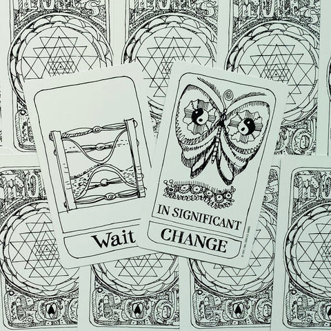 Orakulų kortos juodai baltos iliustracijos, dvi atvertos kortos (Wait ir Change) įstrižai dėtos ant raštuoto fono, akcentuojant dizaino detales