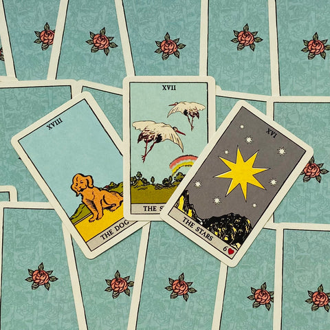 tarot kortos su žydromis nugarėlėmis, trijų kortų išdėstymas centre (The Dog, The Stork, The Stars), plokščias kampas