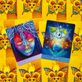 Tarot kortos su "Learning" (violetinė) ir "Focus" (mėlyna) kortomis ant geltono ornamentuoto fono, unikalus dviejų kortų variantas