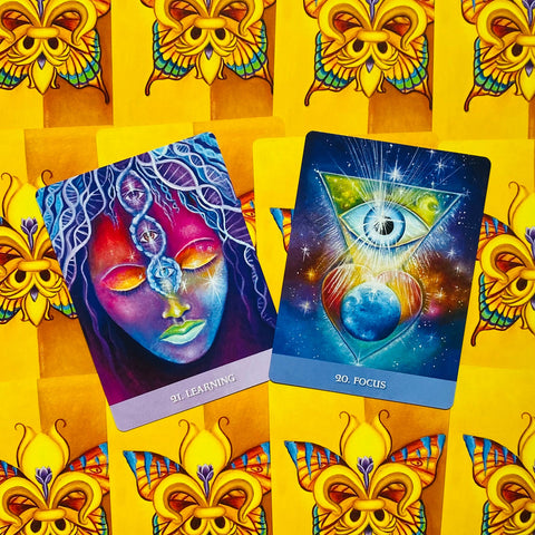 Tarot kortos su "Learning" (violetinė) ir "Focus" (mėlyna) kortomis ant geltono ornamentuoto fono, unikalus dviejų kortų variantas