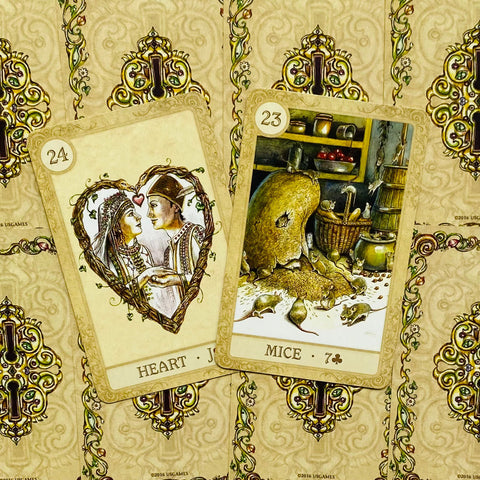 Kortos Lenormand rinkinys su šviesiai gelsvomis rėmelėmis, dvi atverstos kortos — Širdis (24) ir Pelės (23) su detaliomis iliustracijomis