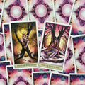 Tarot kortos su rožinėmis galinėmis pusėmis, dvi atverstos Pentaklių kortos (Keturi ir Penki) centre ant raštuoto fono
