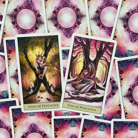 Tarot kortos su rožinėmis galinėmis pusėmis, dvi atverstos Pentaklių kortos (Keturi ir Penki) centre ant raštuoto fono