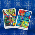 Tarot kortos su ryškiomis meninėmis Ten of Wands ir Nine of Wands kortomis ant mėlyno geometrinio fono, persidengiančios kampu