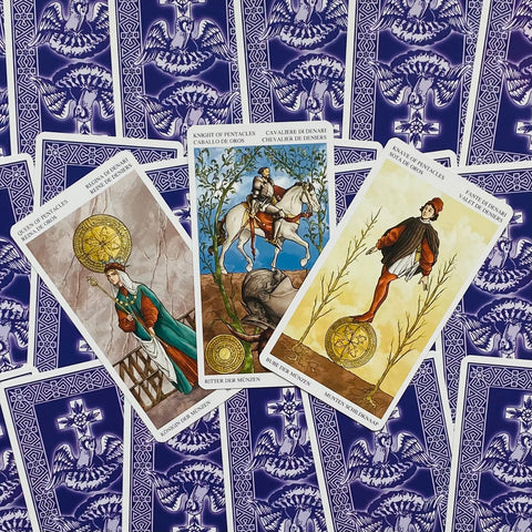 Tarot kortos — trys Pentaklių kortos (Karalienė, Riteris, Pusbrolis) išklotos ant violetinių nugarėlių