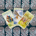 tarot kortos trijų kortų skaitymo išdėstymas, parodytos atverstos iliustracijos ir tamsiai žalios celtic nugarėlės