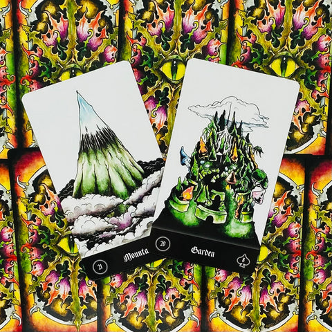 Tarot kortos su dviem atviromis kortomis (Mount, Garden), detalūs rankų stiliaus piešiniai ir ryškios oranžinės–žalios nugarėlės
