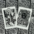 Tarot kortos juodai baltos iliustruotos, Karalius pentaklių ir Asas kardas ant gėlių nugarėlių, išdėstytos ant stalo