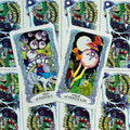 Tarot kortos Rider–Waite stiliaus, dvi kortos (Ten ir Page of Pentacles) pakrypusios virš raštuotų nugarėlių, ryškios spalvos