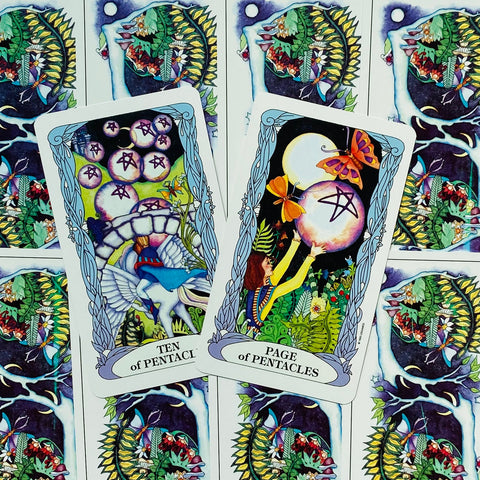 Tarot kortos Rider–Waite stiliaus, dvi kortos (Ten ir Page of Pentacles) pakrypusios virš raštuotų nugarėlių, ryškios spalvos