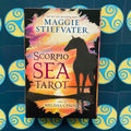 Scorpio Sea Tarot kortų rinkinys dėžutėje su Maggie Stiefvater viršeliu, saulėlydžio spalvų gradientu ir arklio siluetu