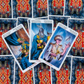 Tarot kortos — Taurių rūšies karališkieji personažai, trys mėlynos tematikos kortos išdėstytos įstrižai ant raštuotos nugarėlės, variantas su kortų nugara raudnai mėlyna