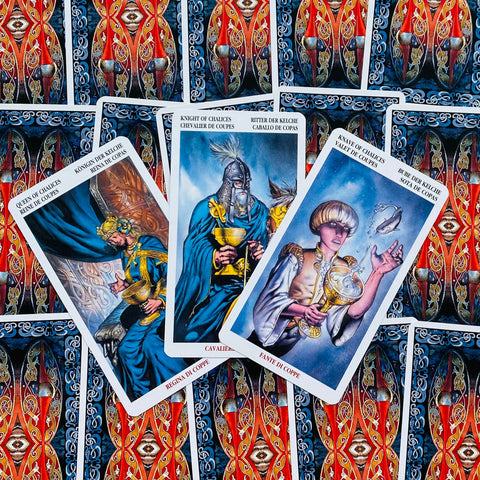 Tarot kortos — Taurių rūšies karališkieji personažai, trys mėlynos tematikos kortos išdėstytos įstrižai ant raštuotos nugarėlės, variantas su kortų nugara raudnai mėlyna