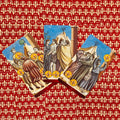 Tarot kortos trijų kortų rinkinys ant raudono ornamentuoto fono, su detaliosiomis renesanso stiliaus iliustracijomis