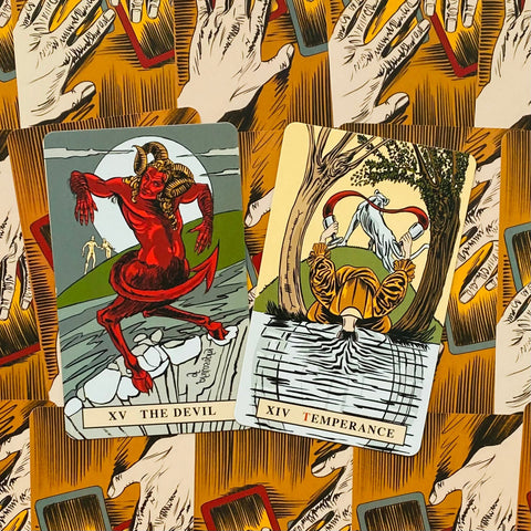 Tarot kortos, dvi iliustruotos Rider–Waite kortos: XV Velnias raudonais motyvais ir XIV Temperance ant raštuoto fono