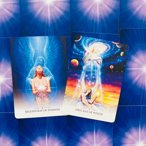oracle kortos su Second Ray of Wisdom ir First Ray of Power atvertos dviem kortom virš mėlyno nugarėlių fono