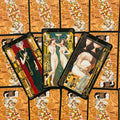 Tarot kortos Taurių komplektas — trys atverstos kortos su Klimto tipo ornamentika ir raštuotomis nugarėlėmis