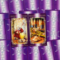 tarot kortos purpuriniame fone, atverstos dvi Pentaklių kortos (Išminties ir Motinos), aiškus priekinis rodymas
