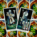 Tarot kortos su šešiomis ir septyniomis lazdomis, dvi kortos išdėstytos ant ryškaus katės rašto fono