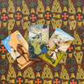 Tarot kortos rinkinys su trimis išskleistomis riterių kortomis ir raštuota raudona‑auksine nugarėle, skirtas taro skaitymams