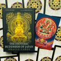Orakulo kortos The Esoteric Buddhism of Japan juodoje dėžutėje su auksiniu Budos piešiniu, šalia raudona Aizen Myō‑ō korta, rodanti kitą variantą galerijoje