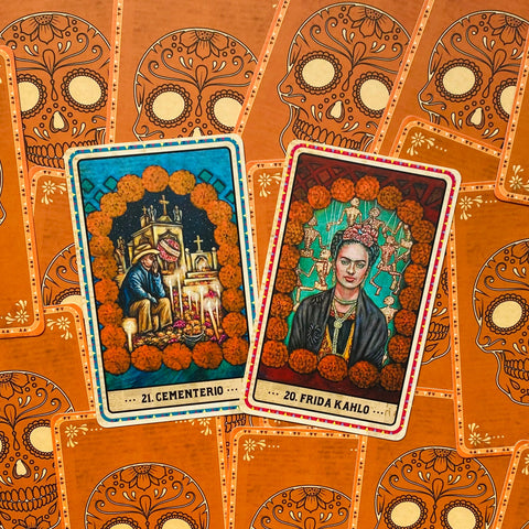 tarot kortos Frida Kahlo ir Cementerio dviejų kortų komplektas ant oranžinio fono su meksikietiškais auksiniais meilelių žiedais