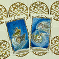 Tarot kortos mėlynoje temoje, matomi Knight of Cups ir King of Cups priekio piešiniai su auksiniais ornamentais
