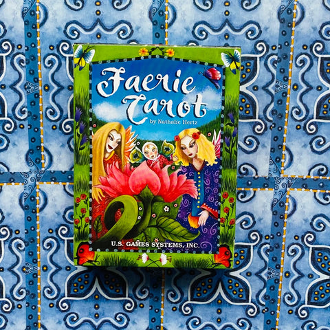 Faerie Tarot kortų dėžutės priekis su ryškia žalia rėmele, dideliu rožiniu žiedu ir fėjų iliustracija, produkto puslapio vaizdas