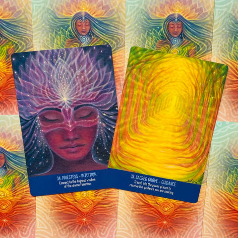Orakulų kortos, dvi atverstos: violetinė 34 Priestess–Intuition ir geltonai švytinti 33 Sacred Grove–Guidance, skirtos intuicijai ir vadovavimui