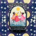 Tarot kortos vaikams dėžutėje su trijų mergaičių iliustracija ir karštai rožine, geltona bei tamsiai mėlyna žvaigždėta fone