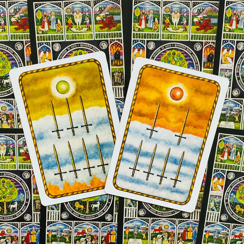 Tarot kortos, devynių kardų iliustracijos su geltonu ir oranžiniu dangumi, dvi kortų versijos padėtos ant dekoratyvaus fono