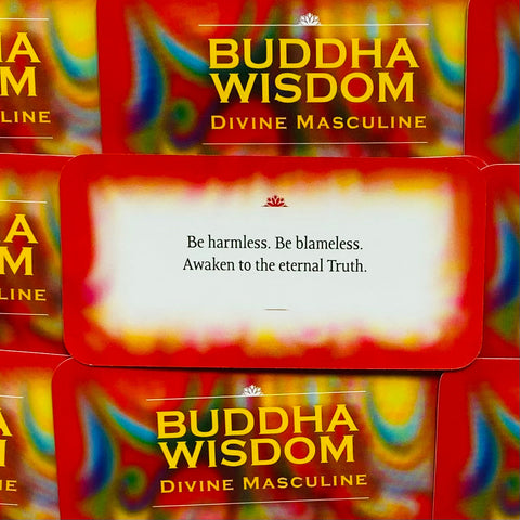 Buddha Wisdom kortų rinkinys — spalvinga Divine Masculine dėžutė su raudonu kraštu ir centre matoma korta su užrašu