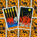 Tarot kortos Halloween leidimas: dvi kortos (Six of Imps ir Five of Imps) ant oranžinės–juodos nugarėlės, pasvirusiu kampu išdėstytos