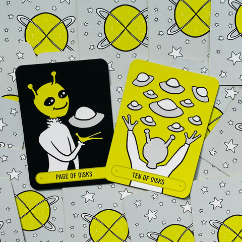 tarot kortos su ateivio dizainu: geltoni ir juodi Page of Disks ir Ten of Disks kortų priekiai ant planetų rašto galinių pusių