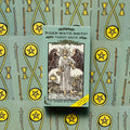 Tarot kortos Rider‑Waite‑Smith mintinės dėžutėje, centrinis viršaus kadras ant derančių kortų nugarėlių