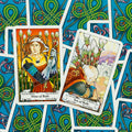 tarot kortos Rider–Waite stiliaus, arti atverstos Nine of Rods ir Ten of Rods kortos ant mėlynos keltų nugarėlės