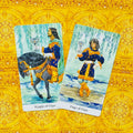 Tarot kortos su Riteriu ir Puslapiu Taurės variantu, mėlynos iliustracijos ant ryškaus geltono ornamentuoto fono