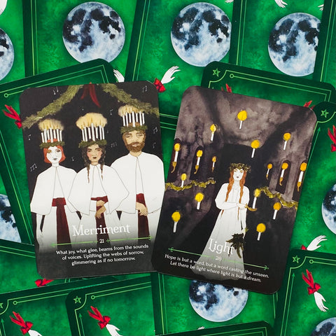 Tarot kortos su ryškiai žalia nugarėle — dvi atviros pranašystės kortos, vaizduojančios žmones su žvakių vainikais ir mėnulio motyvais