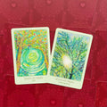 Tarot kortos su atviromis „Eight of Trees“ ir „Seven of Trees“ kortomis — žali medžių piešiniai prieš raudonus nugarėlių raštus