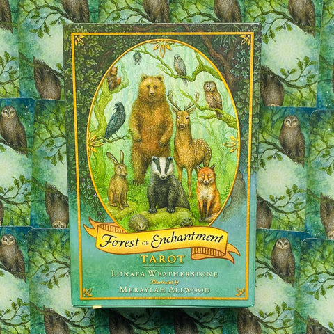 Taro kortos „Forest of Enchantment“ dėžutė, žalsvai mėlyna viršelis su miško gyvūnų iliustracija, autorius Meraylah Allwood