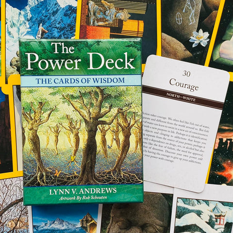 Kortų rinkinys The Power Deck, Lynn V. Andrews — žalia dėžutė ir atversta „Courage“ korta parodyta kampu, ideali savianalizei ir įžvalgoms