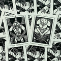 tarot kortos juodai baltos minimalistinės, plokščias išdėstymas rodantis 4 Pentakliai ir 4 Kardai kortas su geometriniu fonu