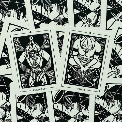 tarot kortos juodai baltos minimalistinės, plokščias išdėstymas rodantis 4 Pentakliai ir 4 Kardai kortas su geometriniu fonu